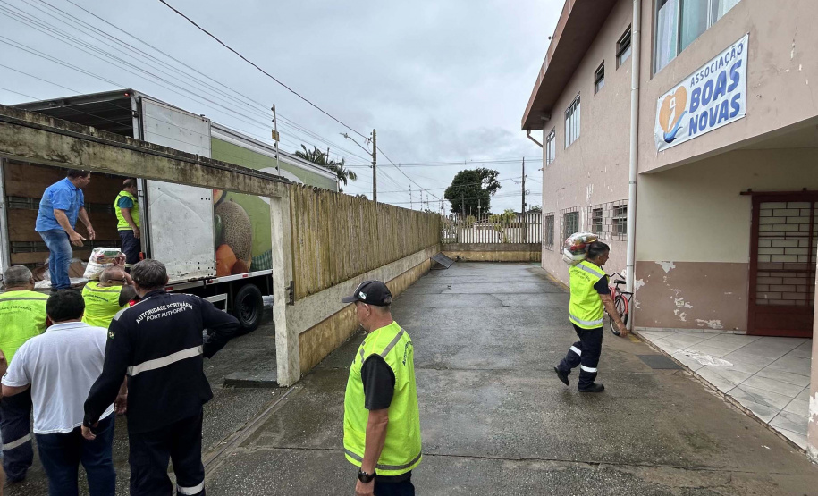 Cestas básicas arrecadadas na Corrida do Porto são distribuídas em Paranaguá