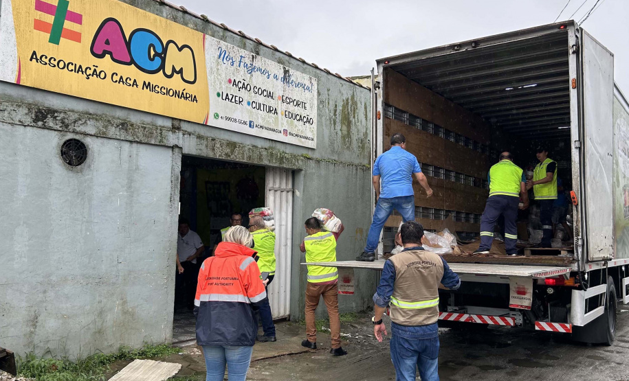 Cestas básicas arrecadadas na Corrida do Porto são distribuídas em Paranaguá