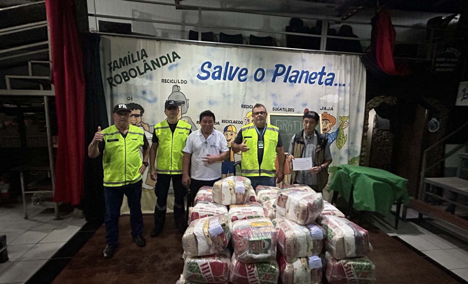 Cestas básicas arrecadadas na Corrida do Porto são distribuídas em Paranaguá