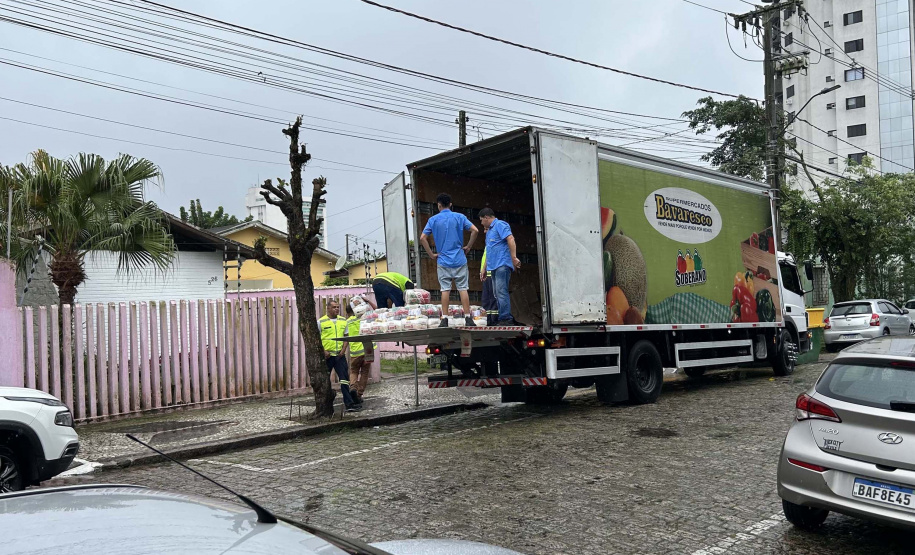 Cestas básicas arrecadadas na Corrida do Porto são distribuídas em Paranaguá