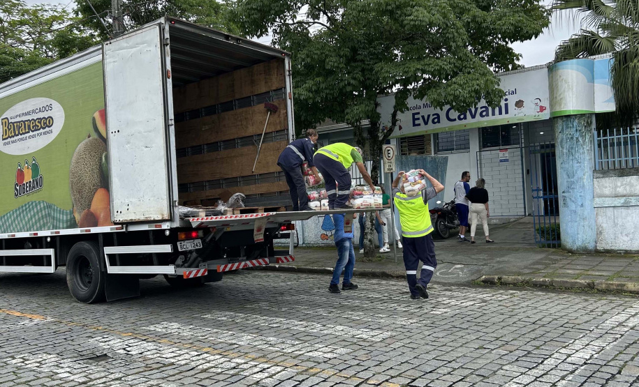 Cestas básicas arrecadadas na Corrida do Porto são distribuídas em Paranaguá