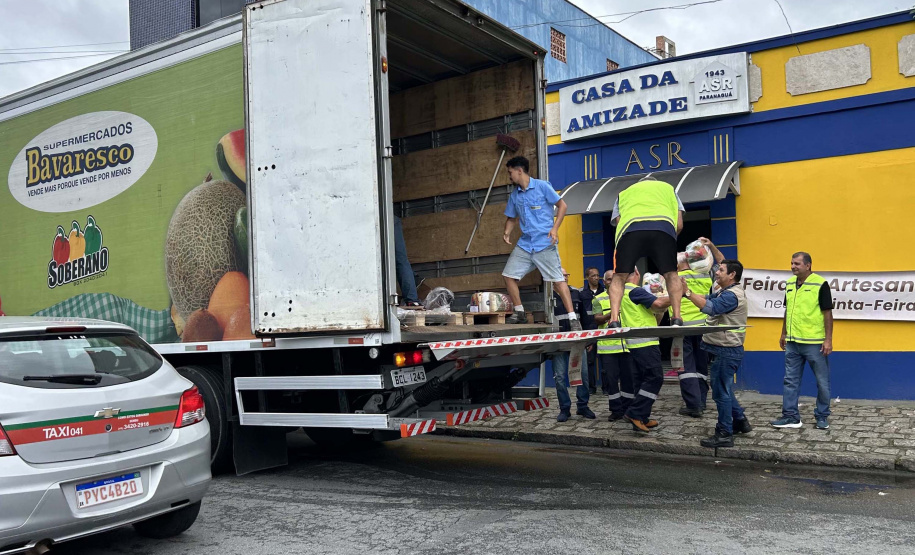 Cestas básicas arrecadadas na Corrida do Porto são distribuídas em Paranaguá