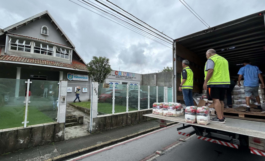 Cestas básicas arrecadadas na Corrida do Porto são distribuídas em Paranaguá