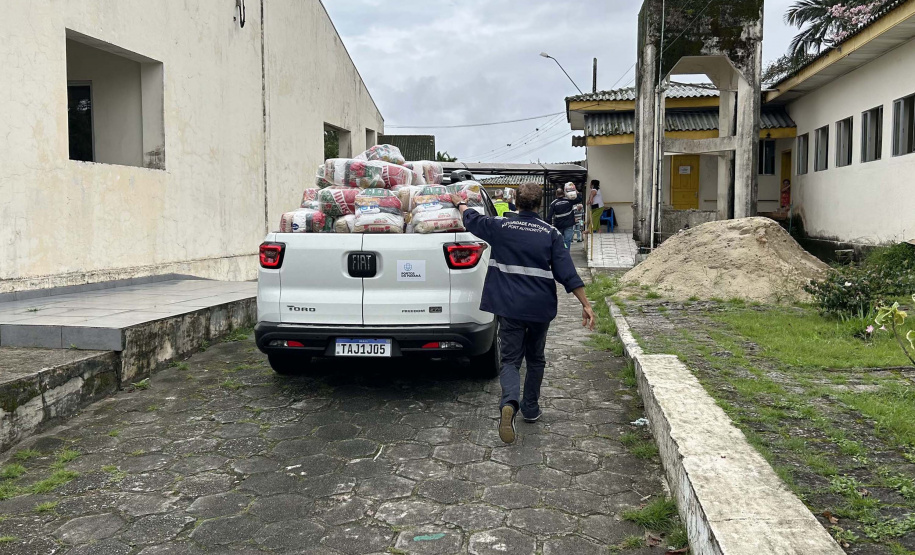 Cestas básicas arrecadadas na Corrida do Porto são distribuídas em Paranaguá