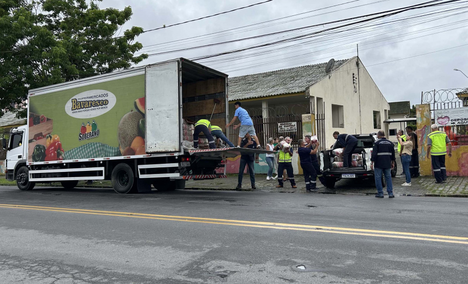 Cestas básicas arrecadadas na Corrida do Porto são distribuídas em Paranaguá