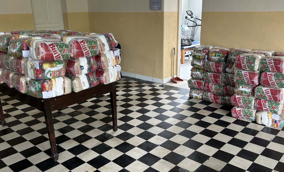 Cestas básicas arrecadadas na Corrida do Porto são distribuídas em Paranaguá