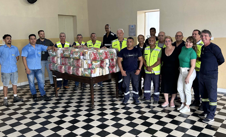 Cestas básicas arrecadadas na Corrida do Porto são distribuídas em Paranaguá