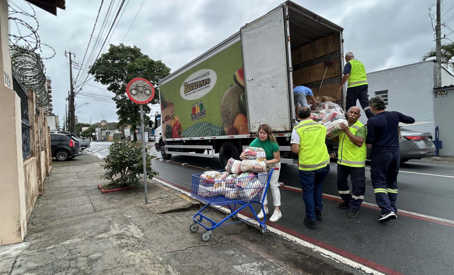 Cestas básicas arrecadadas na Corrida do Porto são distribuídas em Paranaguá