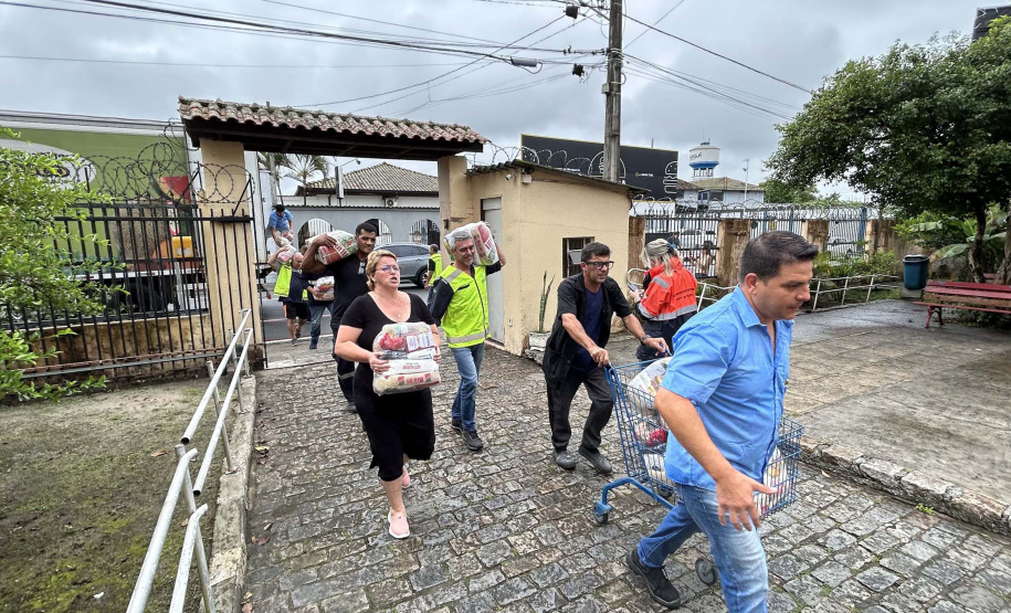 Cestas básicas arrecadadas na Corrida do Porto são distribuídas em Paranaguá