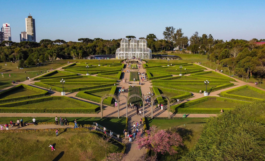 "Única cidade brasileira na lista, Curitiba recebe presencialmente prêmio de destino tendência para 2025"