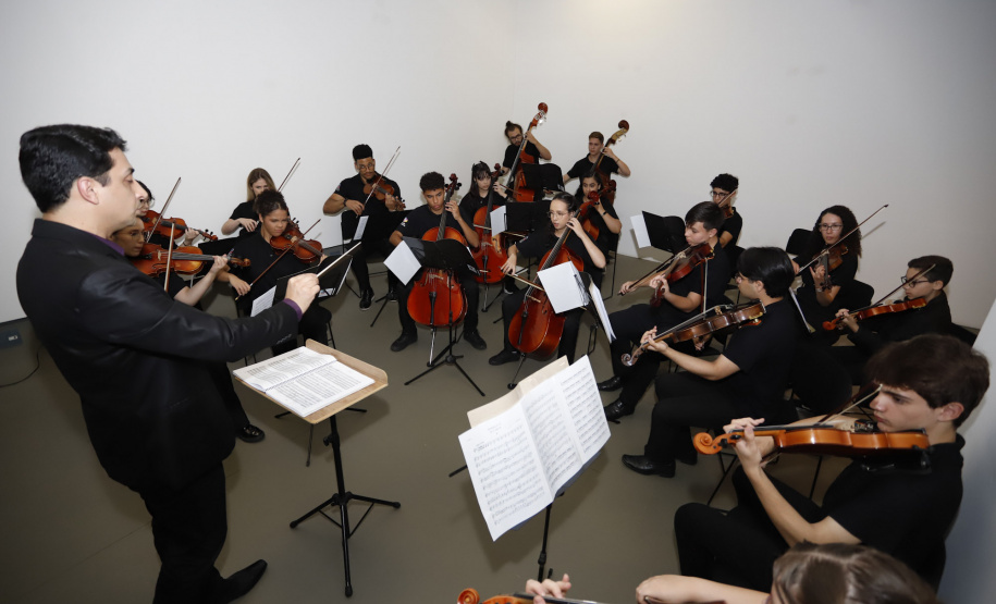 Museu Oscar Niemeyer celebra 22 anos com novas exposições, performances e entrada gratuita