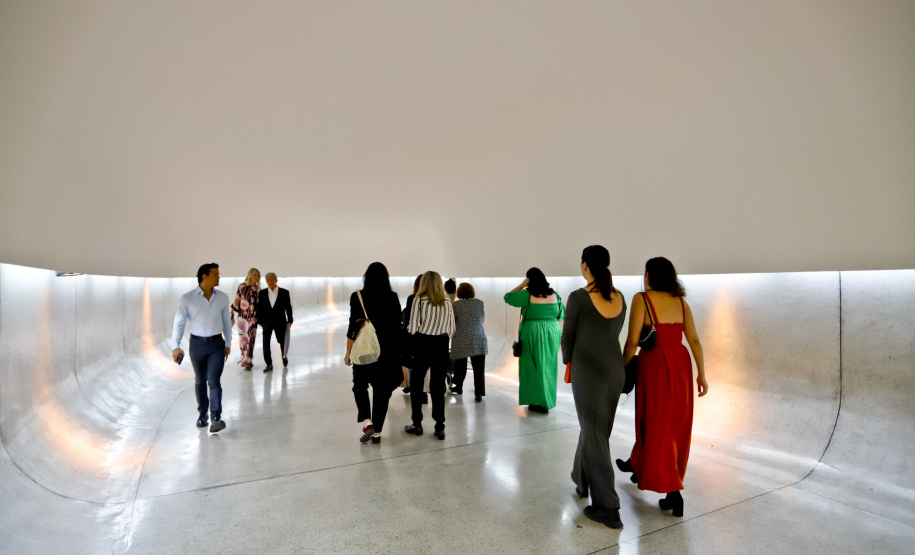 Museu Oscar Niemeyer celebra 22 anos com novas exposições, performances e entrada gratuita