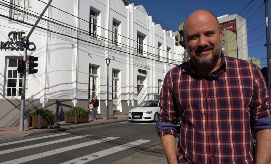 Com apresentação de Beto Pacheco, o programa Pé na Rua é um verdadeiro guia turístico da região de Curitiba. Os episódios exploram lugares históricos, riquezas culturais e experiências gastronômicas da capital paranaense e seus arredores.