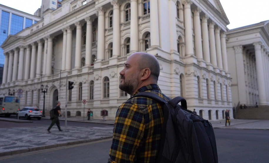 Com apresentação de Beto Pacheco, o programa Pé na Rua é um verdadeiro guia turístico da região de Curitiba. Os episódios exploram lugares históricos, riquezas culturais e experiências gastronômicas da capital paranaense e seus arredores.