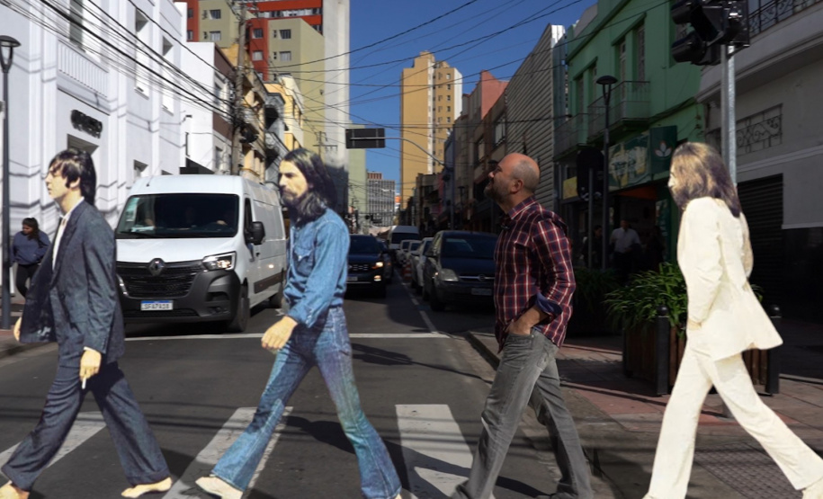 Com apresentação de Beto Pacheco, o programa Pé na Rua é um verdadeiro guia turístico da região de Curitiba. Os episódios exploram lugares históricos, riquezas culturais e experiências gastronômicas da capital paranaense e seus arredores.