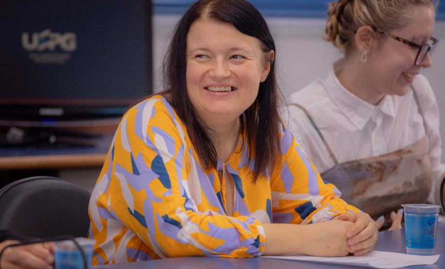 Svitlana Borysenko foi recepcionada pela instituição na manhã desta terça-feira (19), na Sala dos Conselhos, Campus Uvaranas. Bolsista do Programa Paranaense de Acolhida a Cientistas Ucranianos, ela irá atuar na Pós-Graduação em Ciências da Saúde pelos próximos dois anos.