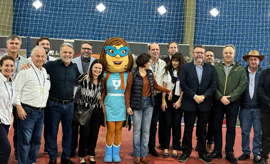 Programa Sanepar Perto de Você é mais uma opção de prestação de serviços da empresa. Usuários podem aproveitar a feira para ter, além de conhecer o trabalho da empresa, ter acesso à negociações, programa Água Solidária e atividades socioambientais.