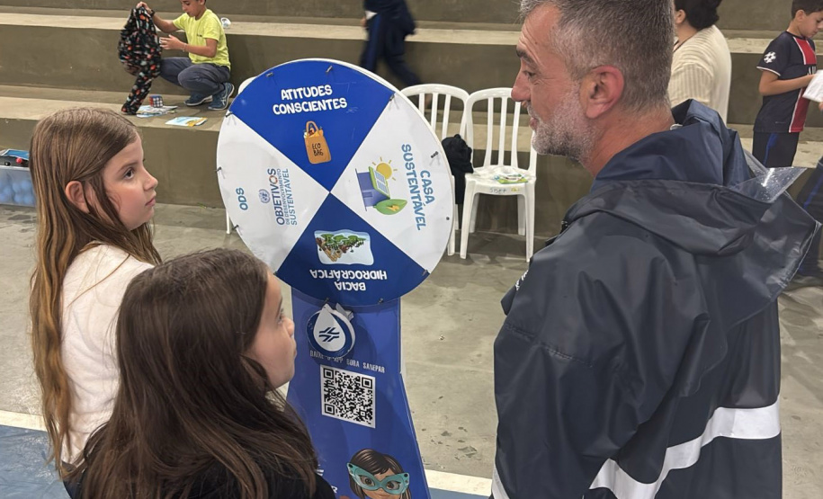 Programa Sanepar Perto de Você é mais uma opção de prestação de serviços da empresa. Usuários podem aproveitar a feira para ter, além de conhecer o trabalho da empresa, ter acesso à negociações, programa Água Solidária e atividades socioambientais.