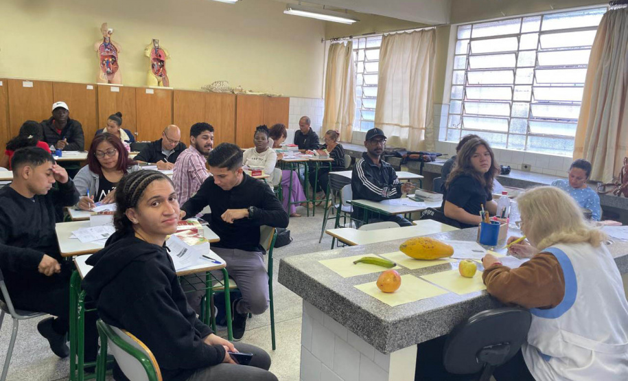 Língua sem fronteiras: conheça histórias de alunos estrangeiros do Colégio Estadual Paulo Freire