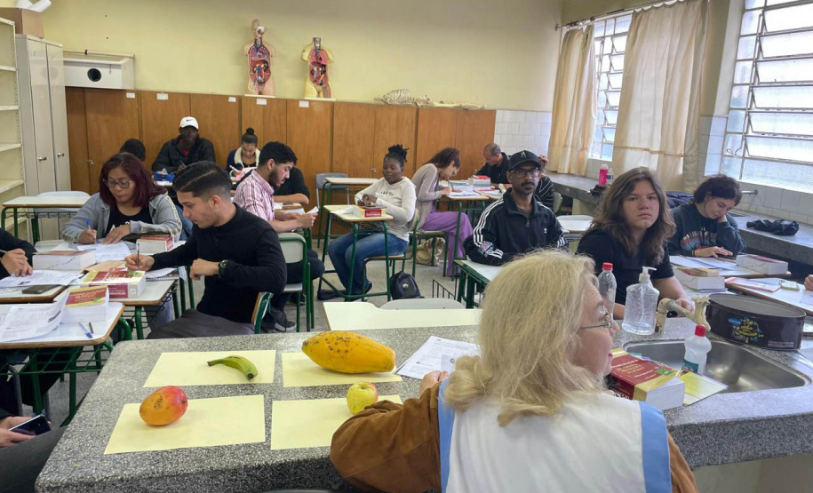 Língua sem fronteiras: conheça histórias de alunos estrangeiros do Colégio Estadual Paulo Freire