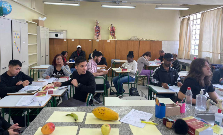 Língua sem fronteiras: conheça histórias de alunos estrangeiros do Colégio Estadual Paulo Freire