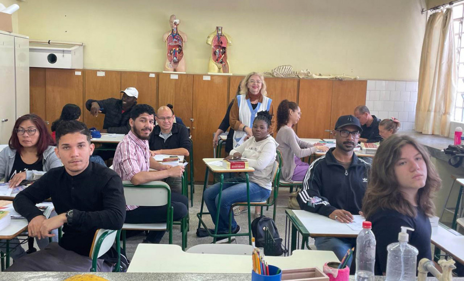 Língua sem fronteiras: conheça histórias de alunos estrangeiros do Colégio Estadual Paulo Freire