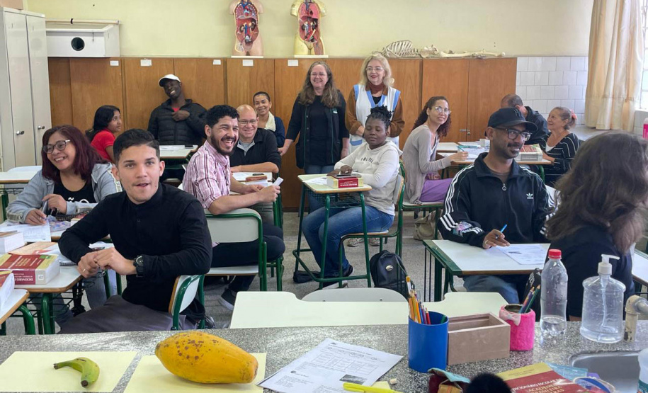 Língua sem fronteiras: conheça histórias de alunos estrangeiros do Colégio Estadual Paulo Freire