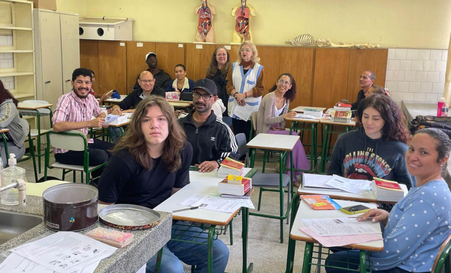 Língua sem fronteiras: conheça histórias de alunos estrangeiros do Colégio Estadual Paulo Freire