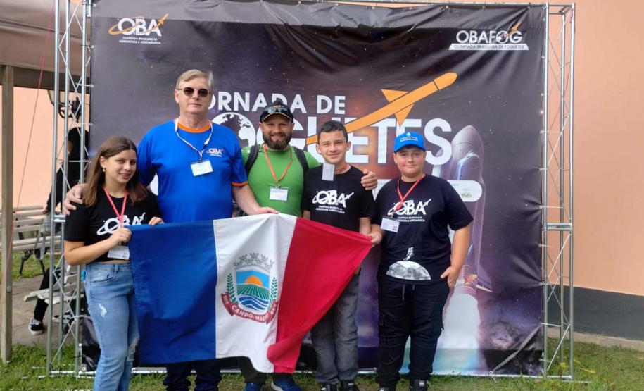 Lançando sonhos: alunos de Campo Magro Conquistam pódio com foguete de garrafas pet