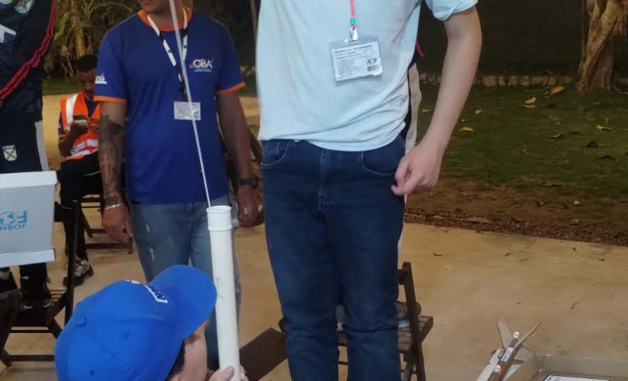 Lançando sonhos: alunos de Campo Magro Conquistam pódio com foguete de garrafas pet