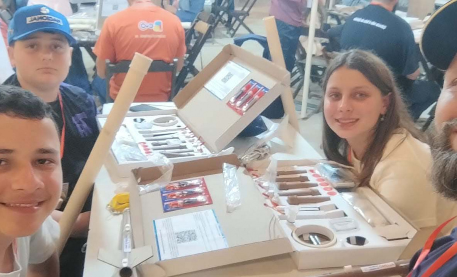 Lançando sonhos: alunos de Campo Magro Conquistam pódio com foguete de garrafas pet