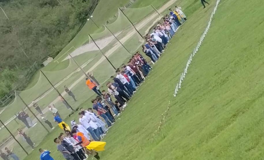 Lançando sonhos: alunos de Campo Magro Conquistam pódio com foguete de garrafas pet