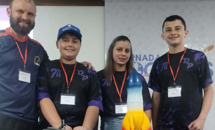 Lançando sonhos: alunos de Campo Magro Conquistam pódio com foguete de garrafas pet