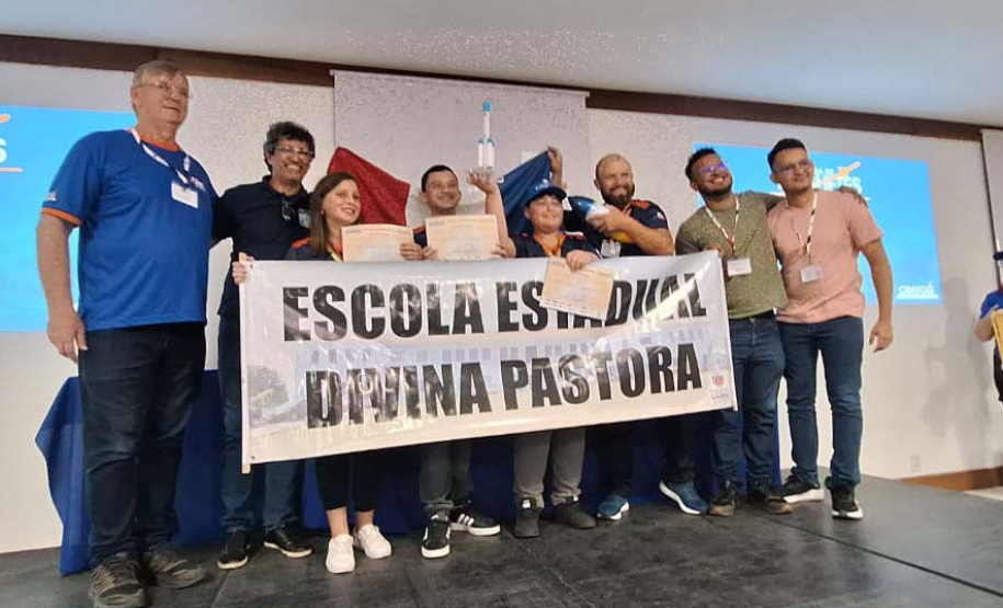 Lançando sonhos: alunos de Campo Magro Conquistam pódio com foguete de garrafas pet