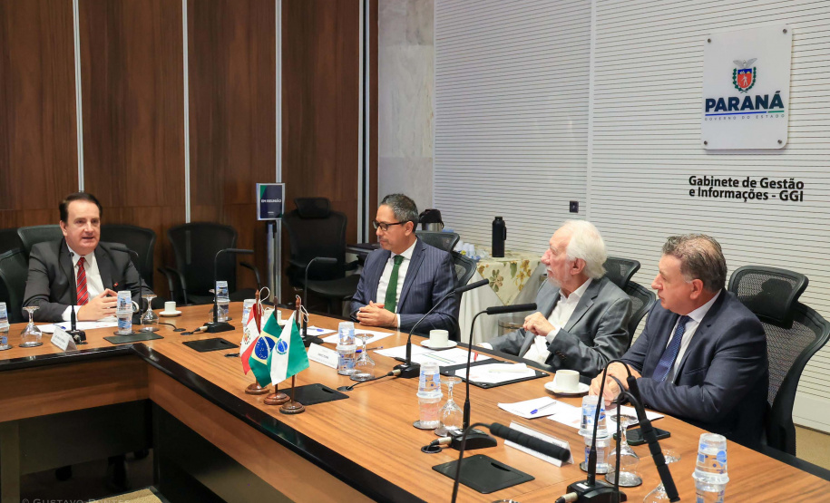 Vice-governador Darci Piana apresenta Caminhos do Peabiru ao embaixador do Peru