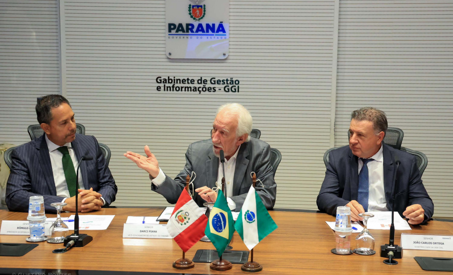 Vice-governador Darci Piana apresenta Caminhos do Peabiru ao embaixador do Peru