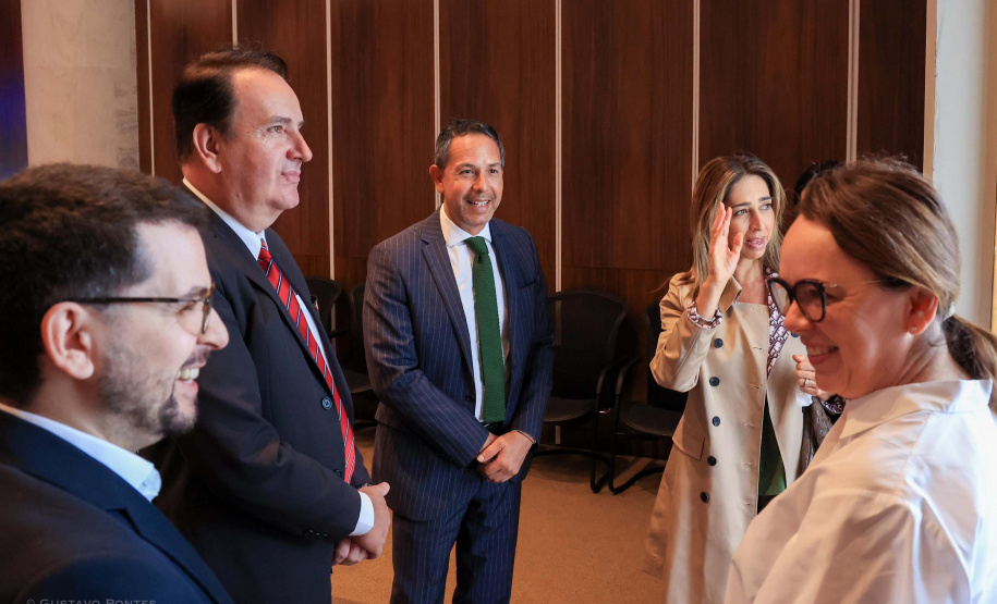 Vice-governador Darci Piana apresenta Caminhos do Peabiru ao embaixador do Peru