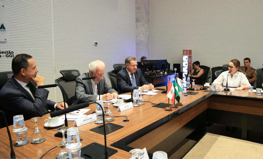 Vice-governador Darci Piana apresenta Caminhos do Peabiru ao embaixador do Peru