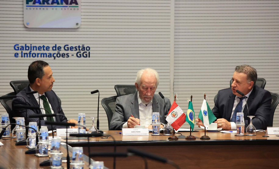 Vice-governador Darci Piana apresenta Caminhos do Peabiru ao embaixador do Peru