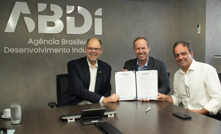 Paraná assina convênio com a ABDI para desenvolvimento de bengalas tecnológicas para deficientes visuais