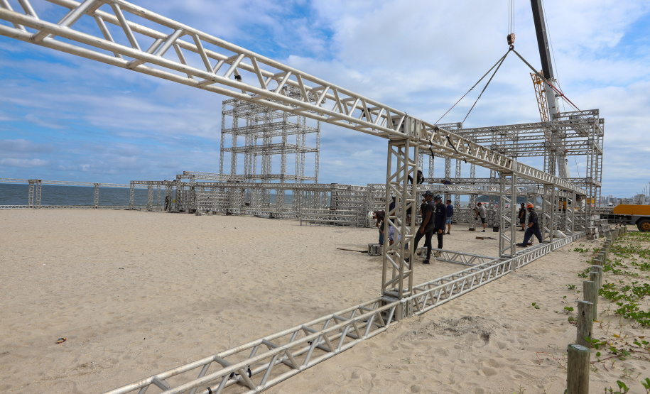 Estruturas estão sendo montadas em Matinhos e Pontal do Paraná para os shows do Verão Maior Paraná