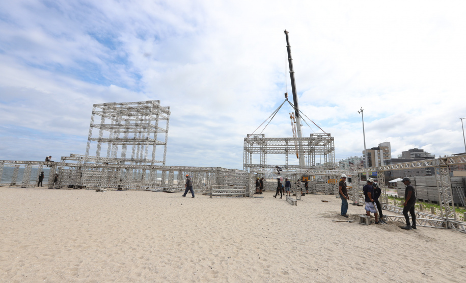 Estruturas estão sendo montadas em Matinhos e Pontal do Paraná para os shows do Verão Maior Paraná