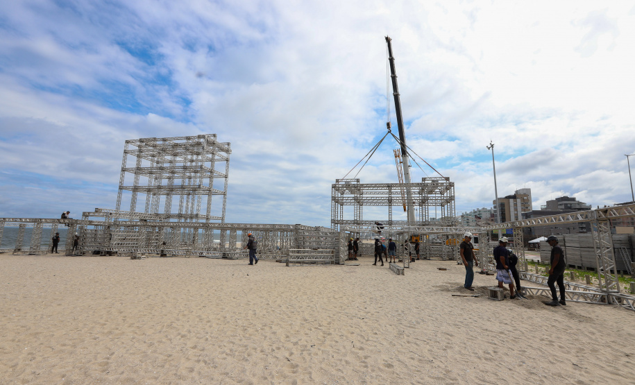 Estruturas estão sendo montadas em Matinhos e Pontal do Paraná para os shows do Verão Maior Paraná