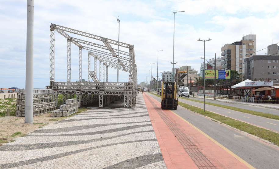 Estruturas estão sendo montadas em Matinhos e Pontal do Paraná para os shows do Verão Maior Paraná