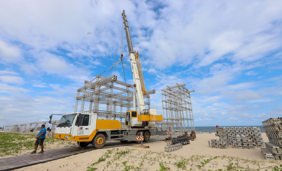 Estruturas estão sendo montadas em Matinhos e Pontal do Paraná para os shows do Verão Maior Paraná