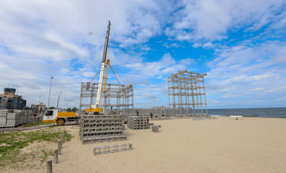 Estruturas estão sendo montadas em Matinhos e Pontal do Paraná para os shows do Verão Maior Paraná