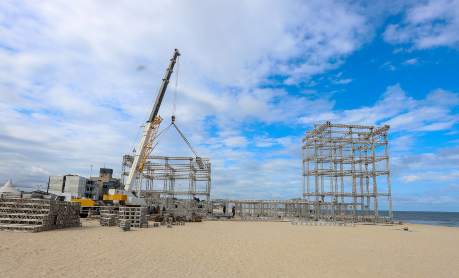 Estruturas estão sendo montadas em Matinhos e Pontal do Paraná para os shows do Verão Maior Paraná