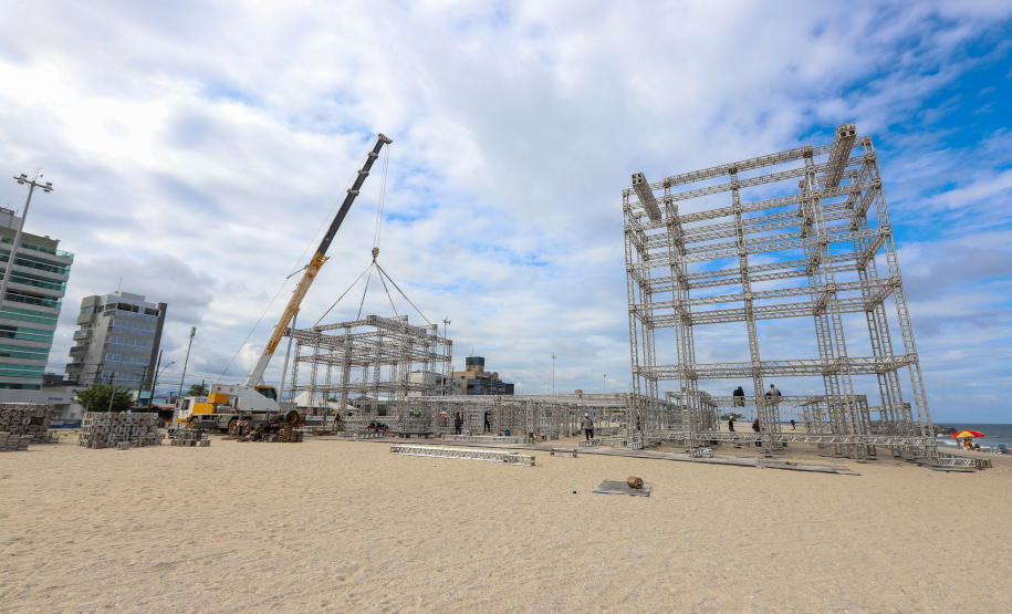 Estruturas estão sendo montadas em Matinhos e Pontal do Paraná para os shows do Verão Maior Paraná