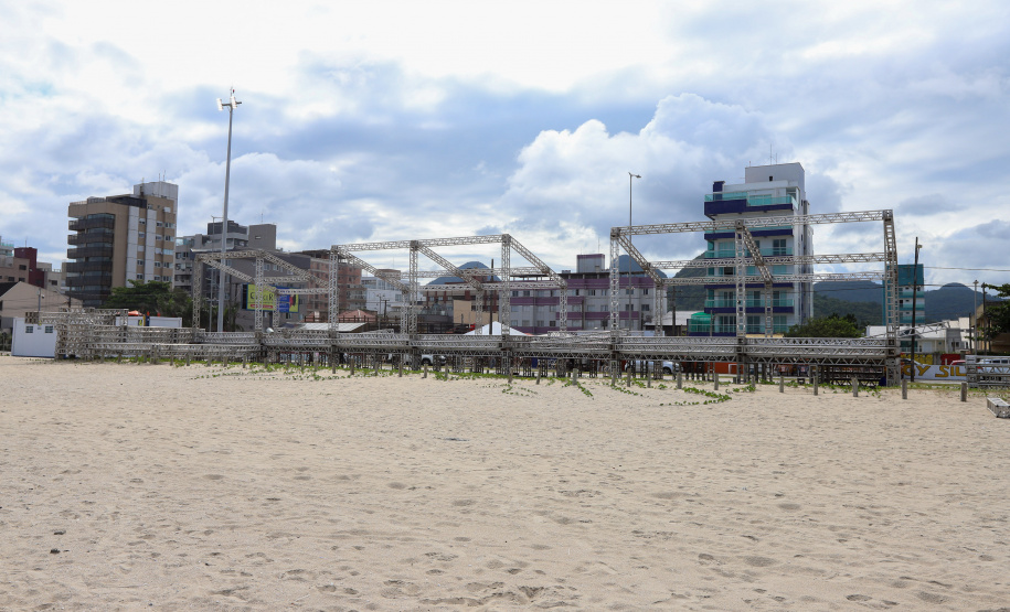 Estruturas estão sendo montadas em Matinhos e Pontal do Paraná para os shows do Verão Maior Paraná