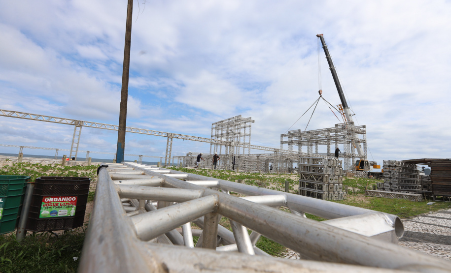 Estruturas estão sendo montadas em Matinhos e Pontal do Paraná para os shows do Verão Maior Paraná